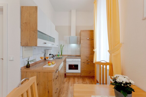 Refrigerador, horno, lavavajillas y cafetera y tetera 