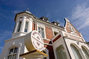 Unclassified image, 5 of 16, button