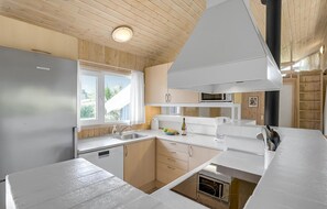 Réfrigérateur, four à micro-ondes, surface de cuisson, lave-vaisselle