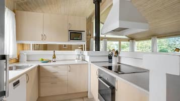 Jääkaappi, liesi, astianpesukone, kahvin-/teenkeitin