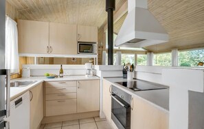 Refrigerador, parrilla de estufa, lavavajillas y cafetera y tetera