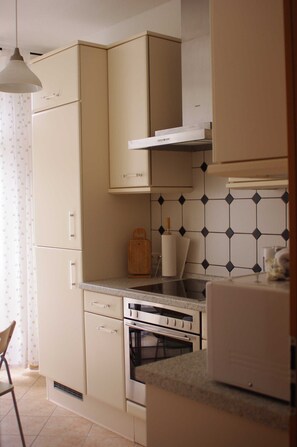 Kühlschrank, Mikrowelle, Ofen, Geschirrspüler