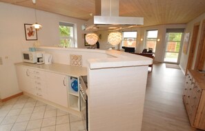 Fridge, stovetop, dishwasher, coffee/tea maker - Pet friendly home in Blåvand with WiFi (Blåvand)