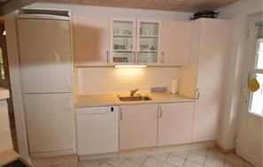 Køleskab, mikrobølgeovn, kogeplade, opvaskemaskine