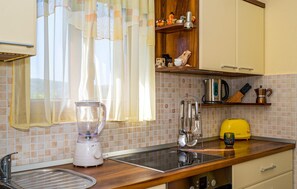 Kühlschrank, Mikrowelle, Herdplatte, Geschirrspüler