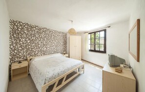 3 bedrooms, travel crib