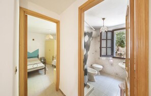 3 Schlafzimmer, Reisekinderbett
