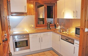 Een koelkast, een kookplaat, een vaatwasser