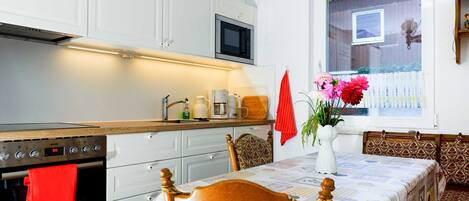 Kühlschrank, Mikrowelle, Ofen, Geschirrspüler