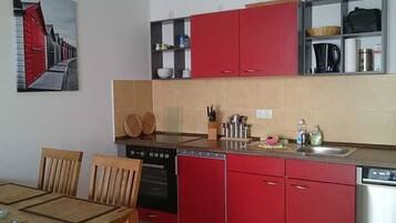 Kühlschrank, Ofen, Geschirrspüler, Hochstuhl