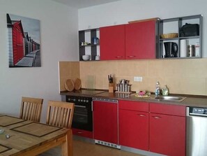Frigorifero, forno, lavastoviglie, seggiolone