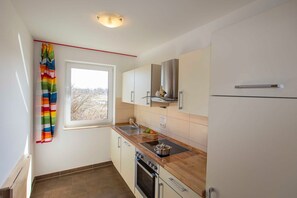 Een koelkast, een oven, een vaatwasser, een kinderstoel