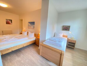 1 slaapkamer, een bureau, een strijkplank/strijkijzer, wifi