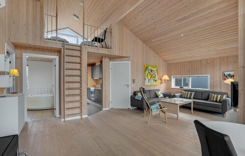 Lovely home in Ulfborg with WiFi