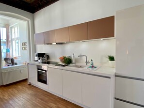 Kühlschrank, Mikrowelle, Ofen, Geschirrspüler