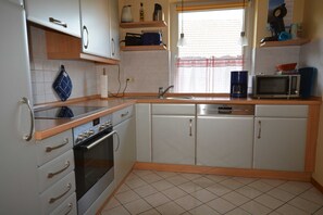Kühlschrank, Mikrowelle, Ofen, Geschirrspüler