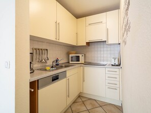 Mikrowelle, Geschirrspüler, Wasserkocher mit Kaffee-/Teezubehör