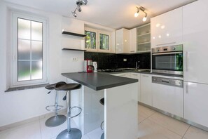 冷蔵庫、オーブン、コンロ、食器洗い機