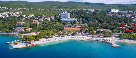 بالقرب من الشاطئ