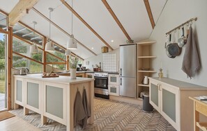 ثلاجة، موقد طهي مسطح، ماكينة لصنع القهوة/الشاي