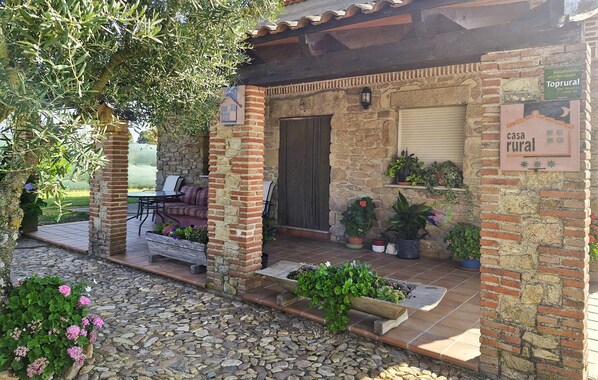 Terrace/patio - 4 bedroom amazing home in Masueco (Masueco)