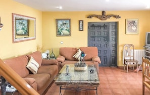 Fireplace - 4 bedroom amazing home in Masueco (Masueco)