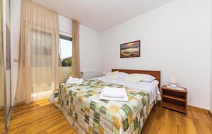 3 bedrooms, in-room safe, travel cot, free WiFi