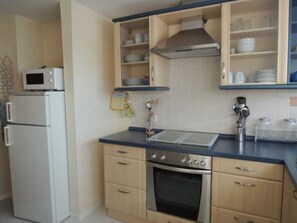 Kühlschrank, Mikrowelle, Ofen, Geschirrspüler