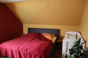 2 bedrooms, travel cot, WiFi, bed sheets