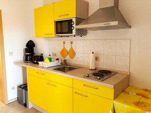 Réfrigérateur, four à micro-ondes, cafetière-théière, grille-pain