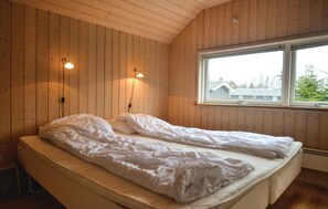4 bedrooms, travel crib, free WiFi