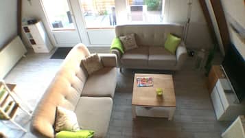 Een flatscreentelevisie en een open haard