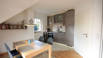 Frigorifero, forno, lavastoviglie, seggiolone