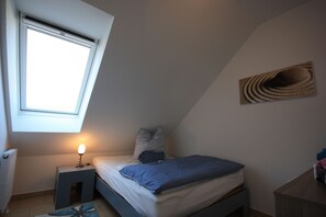 2 Schlafzimmer, Reisekinderbett