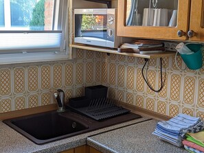 Kühlschrank, Mikrowelle, Wasserkocher mit Kaffee-/Teezubehör