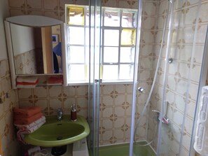 تجهيزات دش، مجففات شعر، مناشف، صابون