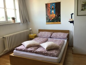 3 Schlafzimmer, Schreibtisch, Bügeleisen/Bügelbrett, Reisekinderbett