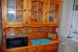 Kühlschrank, Mikrowelle, Wasserkocher mit Kaffee-/Teezubehör