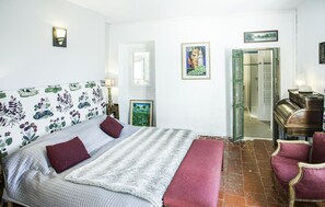 9 bedrooms, travel cot, free WiFi, bed sheets
