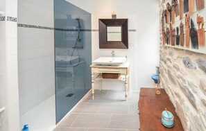 Combined shower/tub - Nice home in Saint-Ambroix (Saint-Ambroix)