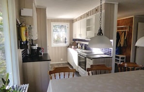 Fridge, microwave, stovetop, dishwasher - Lovely home in Trosa with kitchen (Trosa)