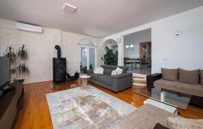 Fernseher, Kamin, Tischtennisplatte