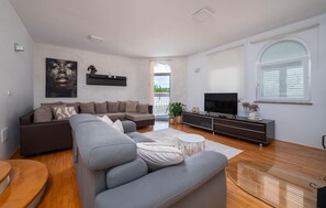 Fernseher, Kamin, Tischtennisplatte