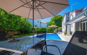 Outdoor dining - Gorgeous home in Vodnjan (Vodnjan)