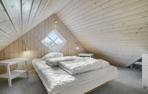 4 bedrooms, travel crib, free WiFi