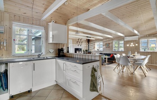Cozy home in Væggerløse with kitchen