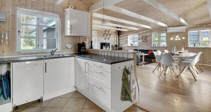 Cozy home in Væggerløse with kitchen