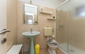 Ein Badezimmer mit Waschbecken, Toilette und Dusche.