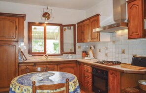 Réfrigérateur, micro-ondes, plaque de cuisson, cafetière/bouilloire