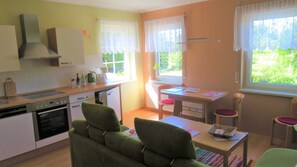 Kühlschrank, Ofen, Geschirrspüler, Wasserkocher mit Kaffee-/Teezubehör